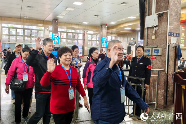 旅客陸續(xù)進(jìn)站。人民網(wǎng)記者 王勇攝