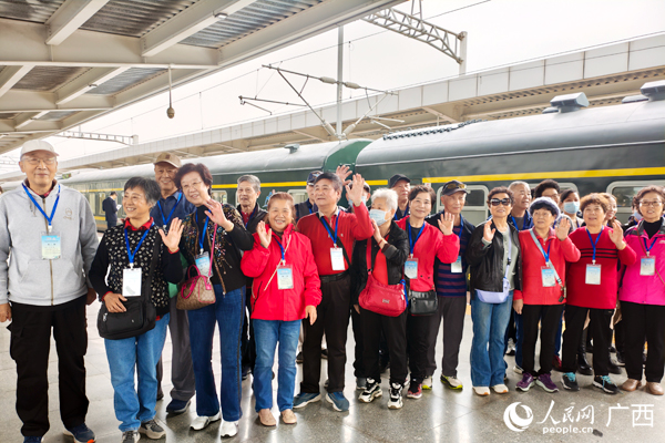 旅客在站臺(tái)上合影。人民網(wǎng)記者 王勇攝