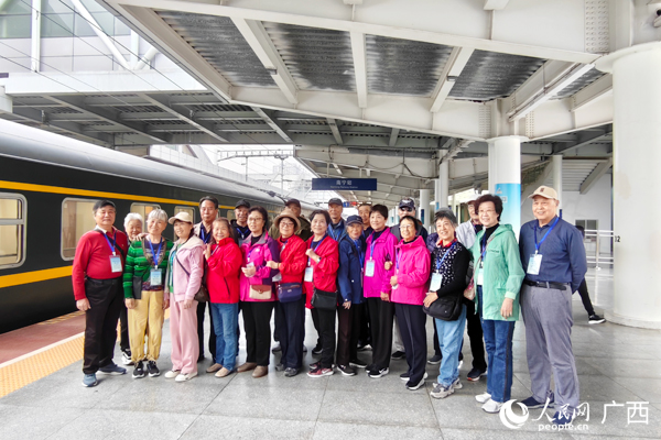 旅客在站臺(tái)上合影。人民網(wǎng)記者 王勇攝