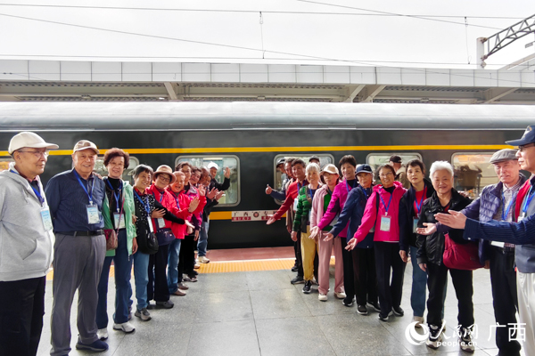 旅客在站臺(tái)上合影。人民網(wǎng)記者 王勇攝