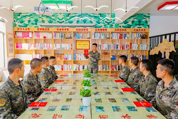 官兵們集體組織學習。馬騰飛攝