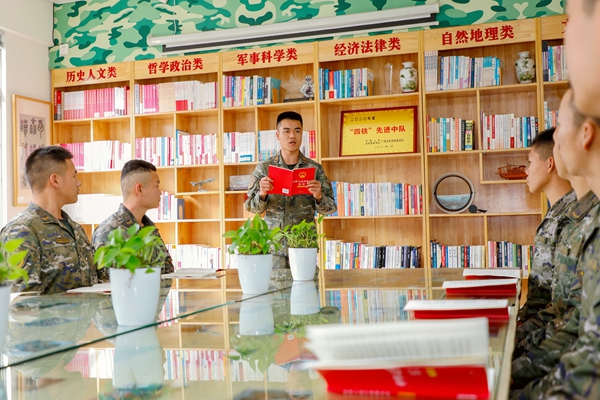 思想骨干帶領(lǐng)戰(zhàn)友們共同學習。馬騰飛攝