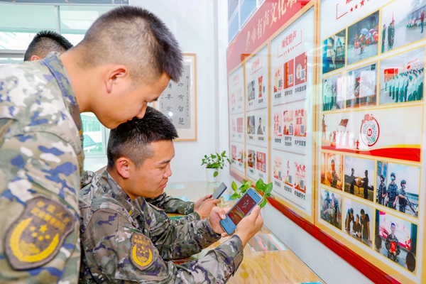 官兵通過(guò)網(wǎng)絡(luò)媒體學(xué)習(xí)。馬騰飛攝