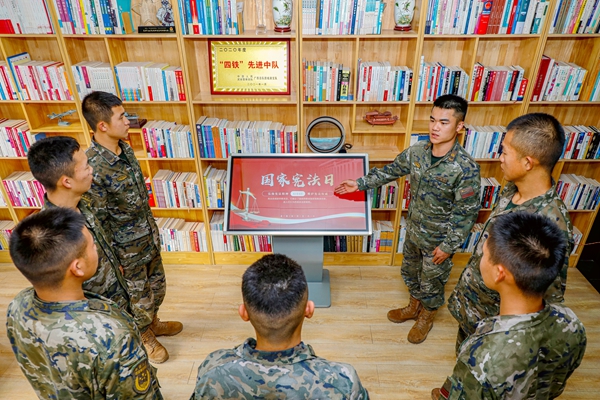 思想骨干與官兵們進(jìn)行知識(shí)分享。馬騰飛攝