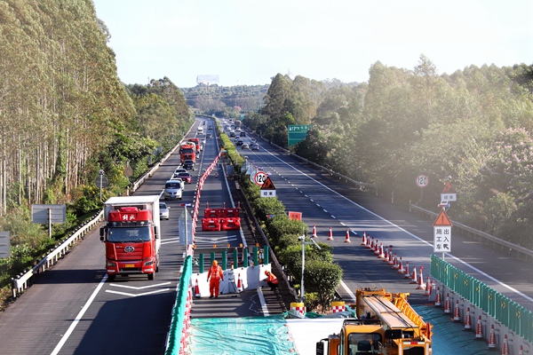 南百改擴建涉路施工現(xiàn)場。黃園園攝