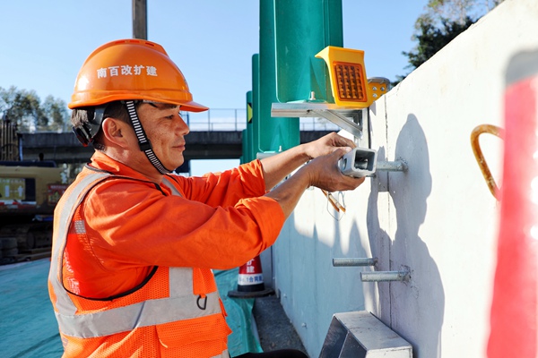 工人在安裝A級單側(cè)型施工區(qū)移動護欄。黃園園攝