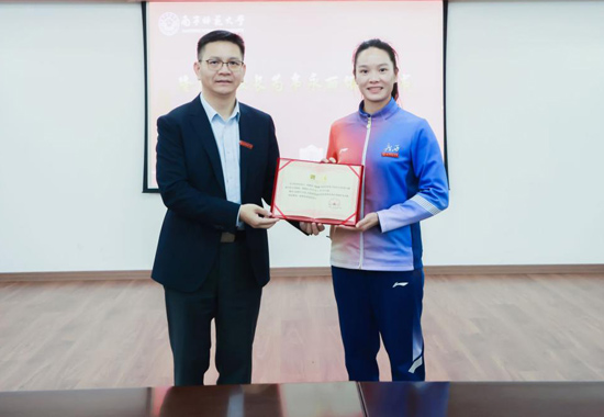 學(xué)校校長(zhǎng)隆廣慶為韋永麗頒發(fā)教師聘書。農(nóng)之天攝