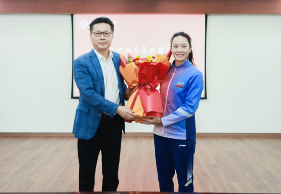 學(xué)校黨委書記張鵬代表全校師生向韋永麗贈(zèng)送鮮花。農(nóng)之天攝