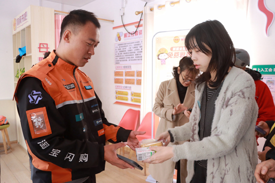 給外賣騎手贈送早餐。韋新娜攝