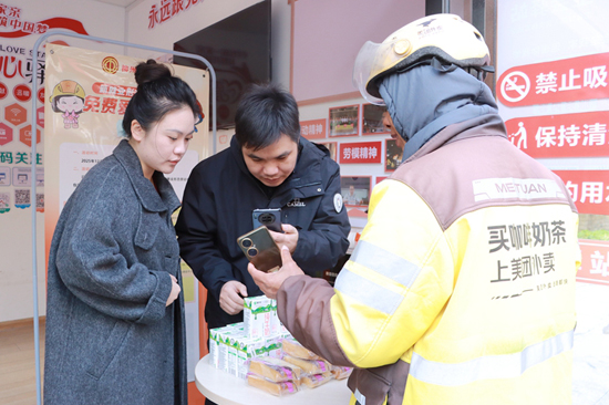 外賣騎手領(lǐng)取早餐。韋新娜攝