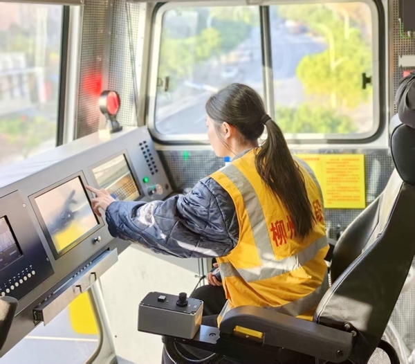 機組人員施工作業(yè)中。吳成義攝