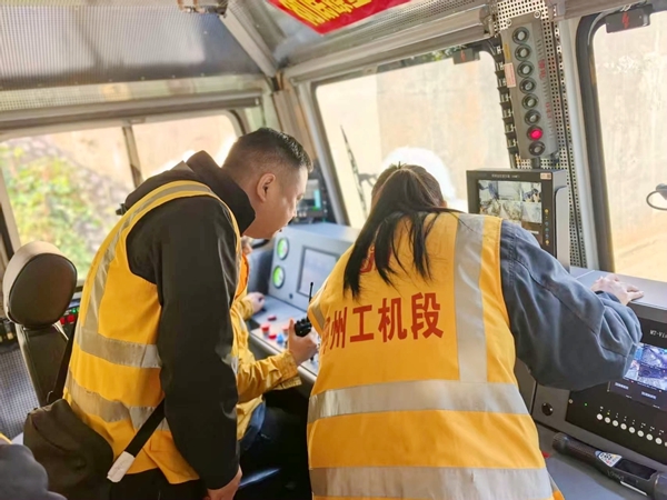 機(jī)組人員施工作業(yè)中。吳成義攝