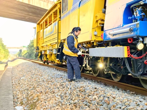 機組人員在出車前巡檢。吳成義攝