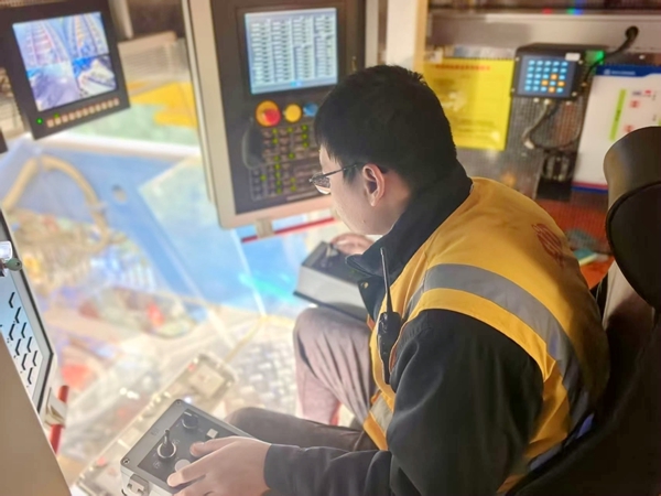 機(jī)組人員在踩鎬作業(yè)中。吳成義攝