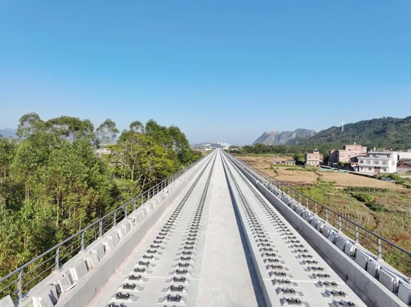 靜待鋪軌的線路。韋建松攝