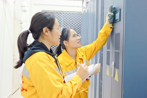 南寧通信段龍州通信工區(qū)職工在進(jìn)行電源柜數(shù)據(jù)檢查。羅薇攝