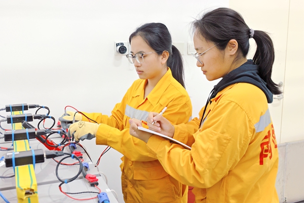 圖為南寧通信段龍州通信工區(qū)職工在進(jìn)行蓄電池測(cè)試。羅薇攝