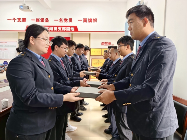 南寧通信段賀州通信車間拜師儀式。黃文戰(zhàn)攝