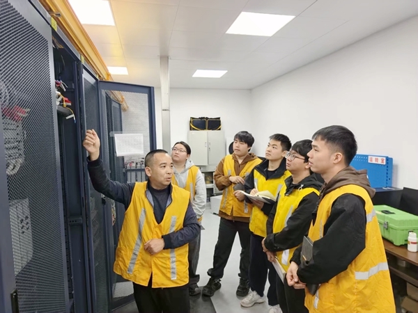 南寧通信段賀州通信車間技師師傅為新職人員進(jìn)行業(yè)務(wù)培訓(xùn) 黃文戰(zhàn) 攝