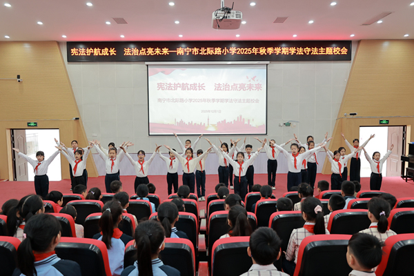 朗誦節(jié)目《成長路上，憲法同行》。莫淑雅攝