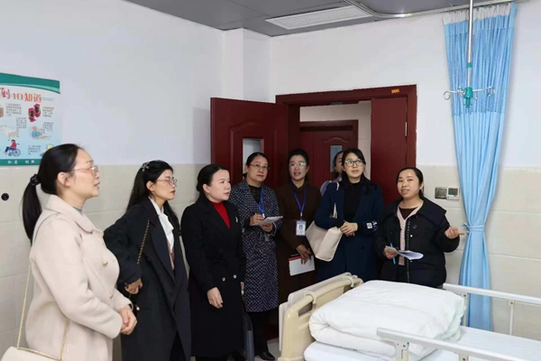 圖為專家團隊在病區(qū)實地查看。河池市人民醫(yī)院供圖