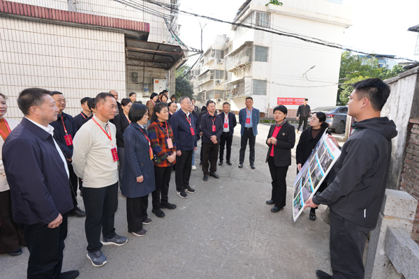視察團(tuán)一行認(rèn)真聽取桂林市象山區(qū)政府介紹瓦窯河綜合治理前后對比情況。唐艷蘭攝