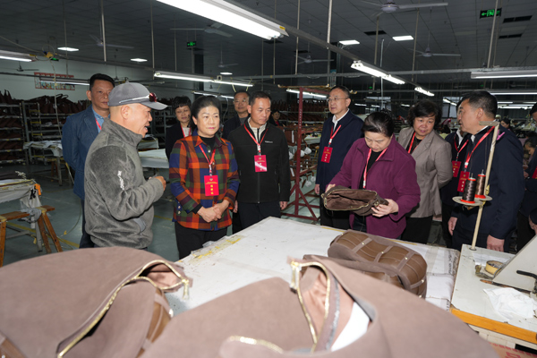 視察團(tuán)深入企業(yè)調(diào)研，了解企業(yè)生產(chǎn)情況。唐艷蘭攝