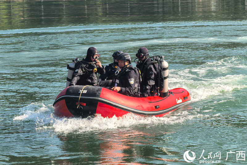 閆明（右一）與隊(duì)友開展水上訓(xùn)練。人民網(wǎng) 龐惠文攝