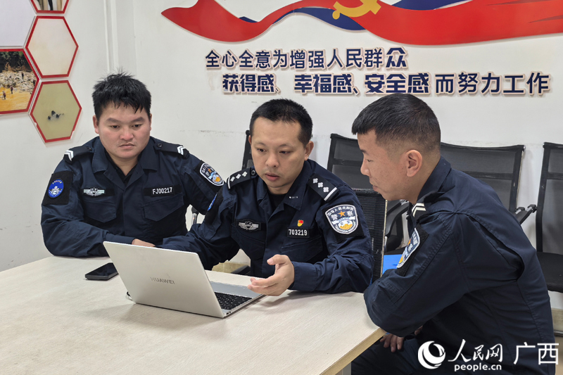 閆明（左二）與隊(duì)友討論水域救援課程教案。龐惠文攝