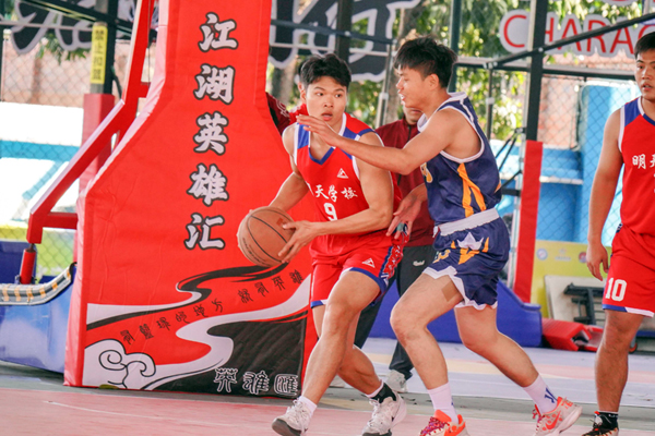 籃球項(xiàng)目決賽，北湖北路學(xué)校隊(duì)員防守明天學(xué)校隊(duì)員。楊代勇攝