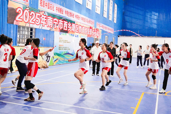 羅文學(xué)校代表隊(duì)在“八”字跳長(zhǎng)繩（女）比賽中。楊代勇攝