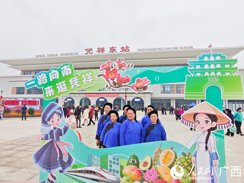 市民身著民族服飾前來打卡。人民網(wǎng)記者 王勇攝