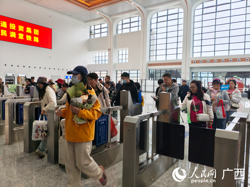 旅客有序進站。人民網(wǎng)記者 王勇攝