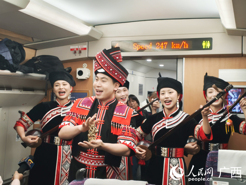 壯族天琴表演。人民網(wǎng)記者 王勇攝