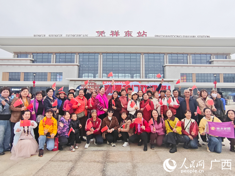 旅客合影。人民網(wǎng)記者 王勇攝