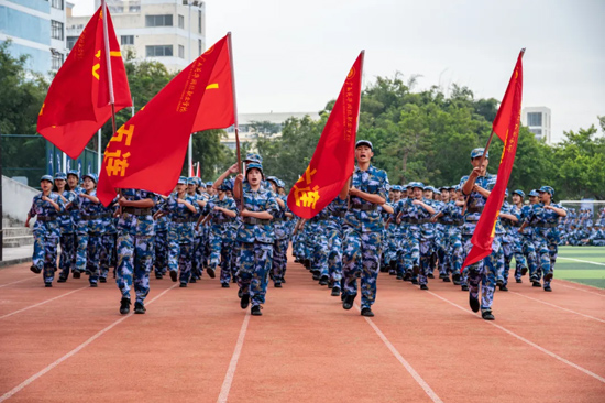 隊列方陣邁著鏗鏘步伐