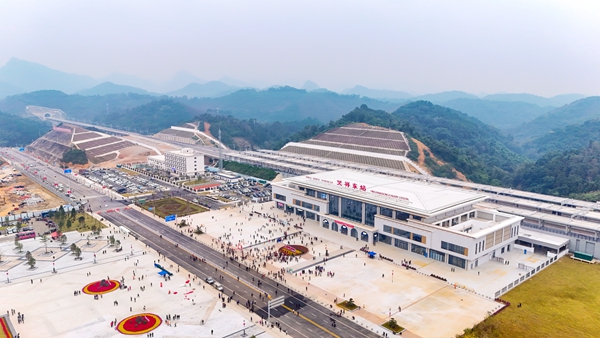 憑祥東站航拍圖。盧勇龍攝