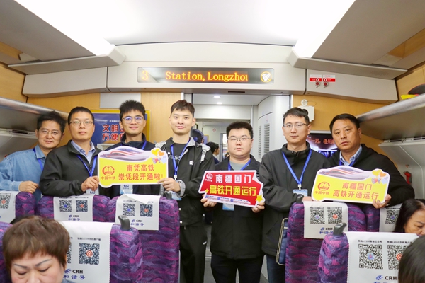 建設(shè)者在列車上合影。盧勇龍攝