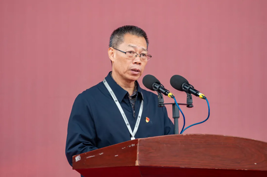 ▲廣西英華國際職業(yè)學(xué)院黨委書記黃家良講話