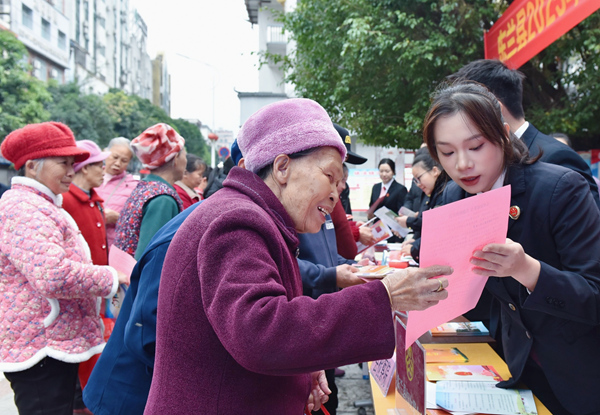 干警向群眾講解憲法相關(guān)知識(shí)。韋金納攝