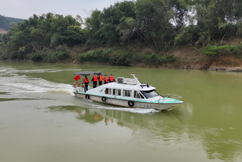 聯(lián)合執(zhí)法組在相關(guān)水域巡邏。崇左邊境管理支隊供圖