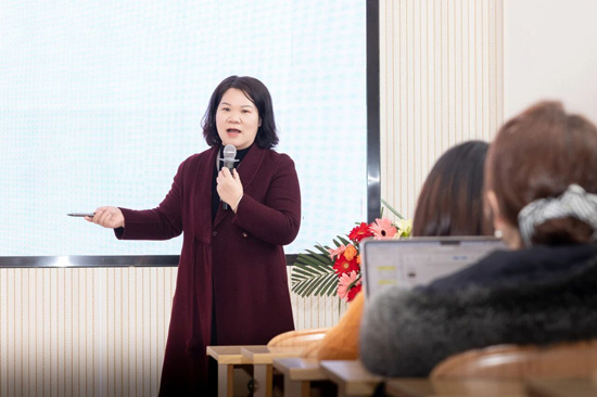 廣西英華國(guó)際職業(yè)學(xué)院校長(zhǎng)趙春輝在授課。學(xué)校供圖