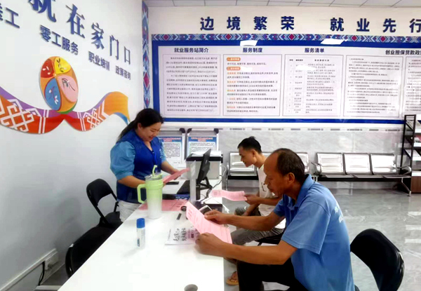 村民在果布村家門(mén)口就業(yè)指導(dǎo)服務(wù)點(diǎn)瀏覽招聘信息。林東婷攝