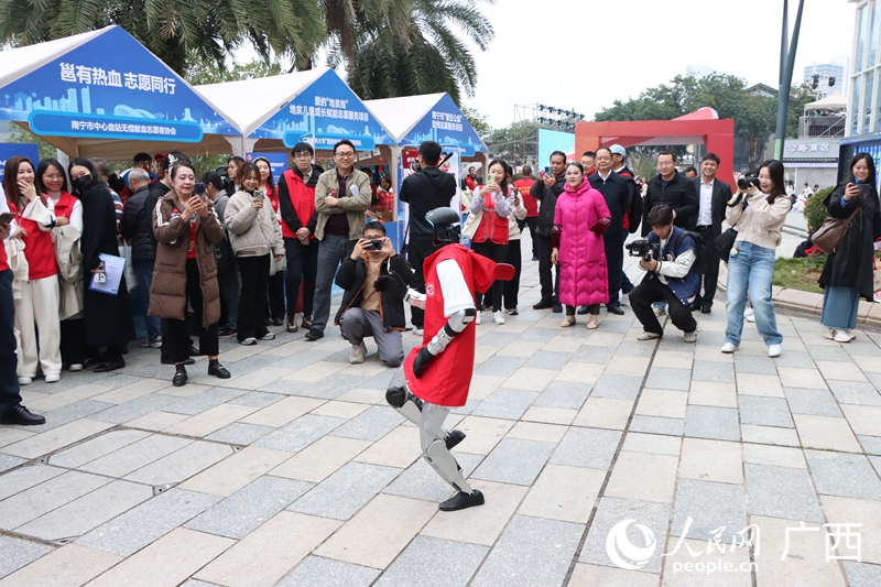 AI志愿者“桂小志”現(xiàn)場表演。人民網(wǎng) 龐惠文攝