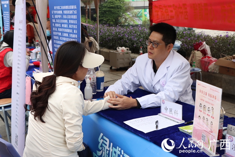 義診現(xiàn)場。人民網(wǎng) 龐惠文攝