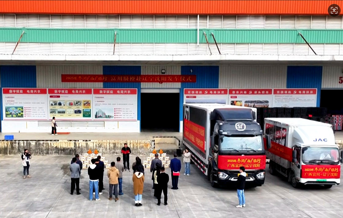 富川臍橙發(fā)車儀式現(xiàn)場。盤國寧攝