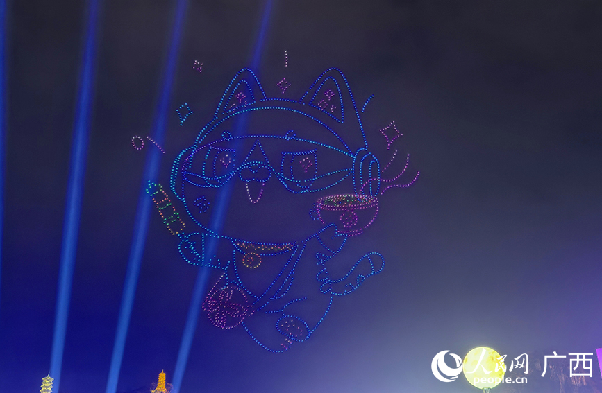 無人機(jī)點(diǎn)亮夜空。人民網(wǎng) 付華周攝