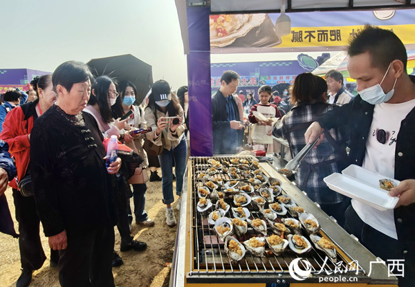 游客購(gòu)買(mǎi)美味的烤生蠔。人民網(wǎng)記者 陳燕攝