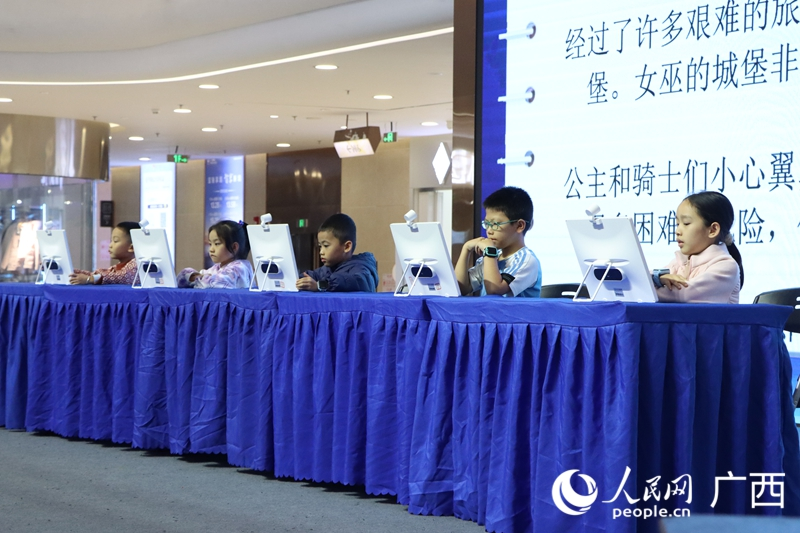 AI智慧速度挑戰(zhàn)賽比拼現(xiàn)場(chǎng)。人民網(wǎng) 龐惠文攝