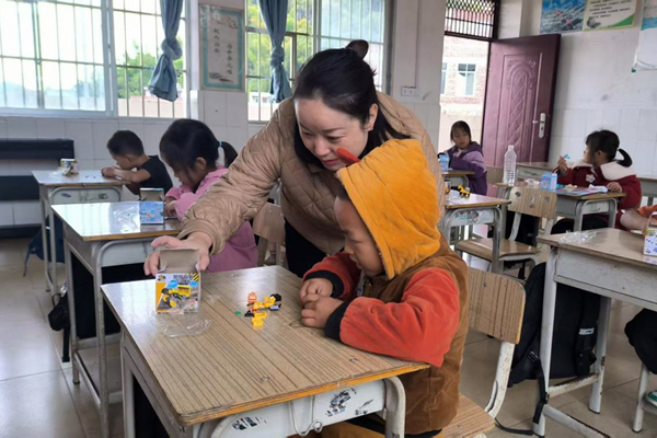 “第一書記課堂”上，老師與孩子們在互動。廣西幼師供圖
